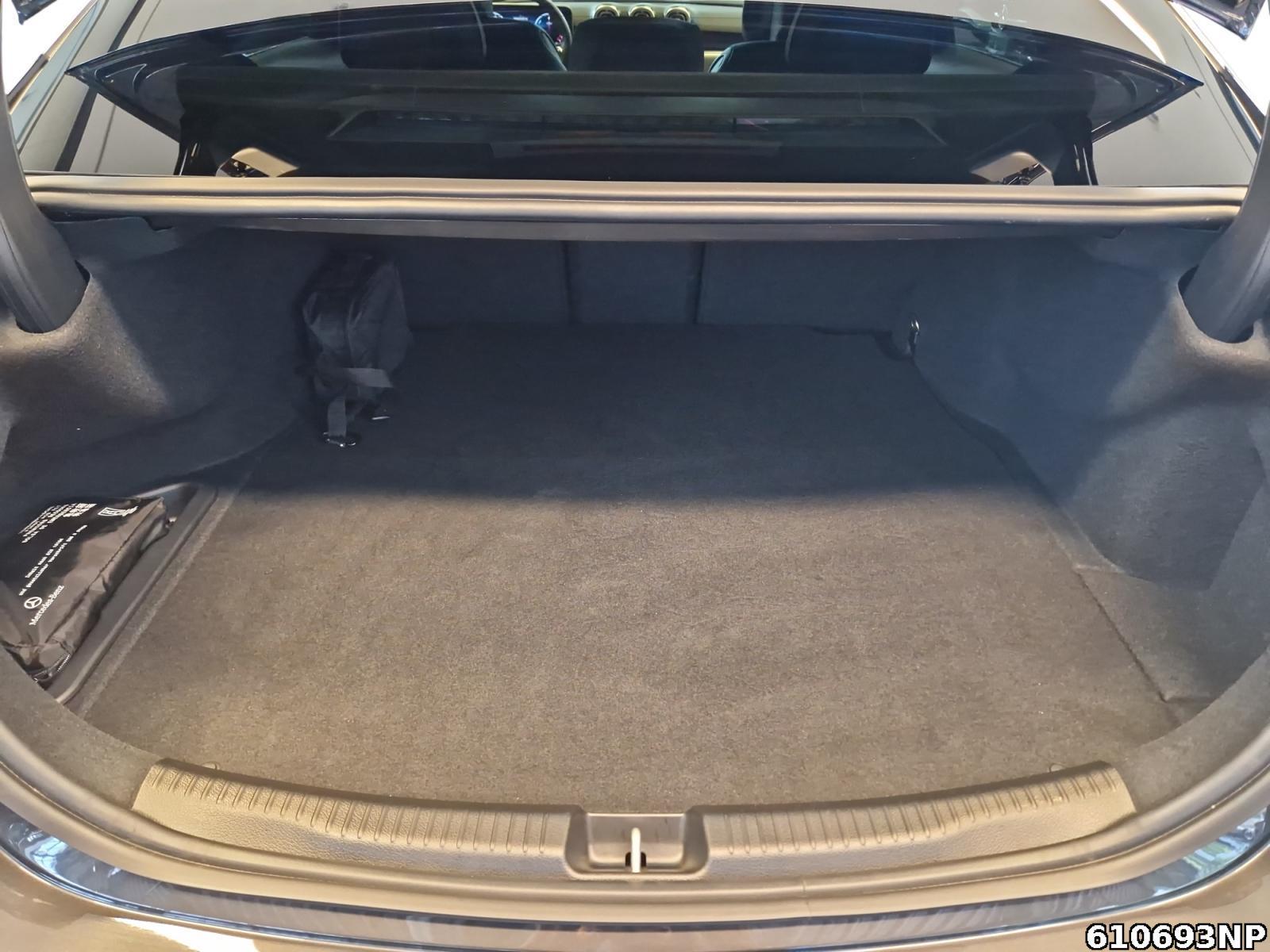 Fahrzeugabbildung Mercedes-Benz C 300 e AMG Night AHK Pano 360° Keyless Distron.