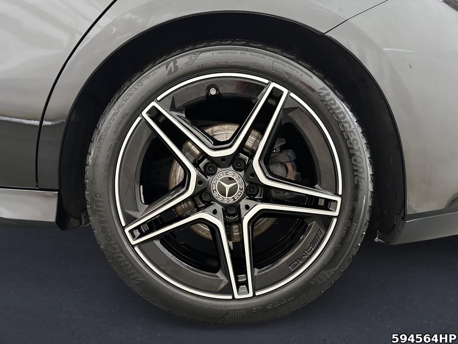 Fahrzeugabbildung Mercedes-Benz CLA 200 Shooting Brake AMG Night Panorama Ambiente Soundsys