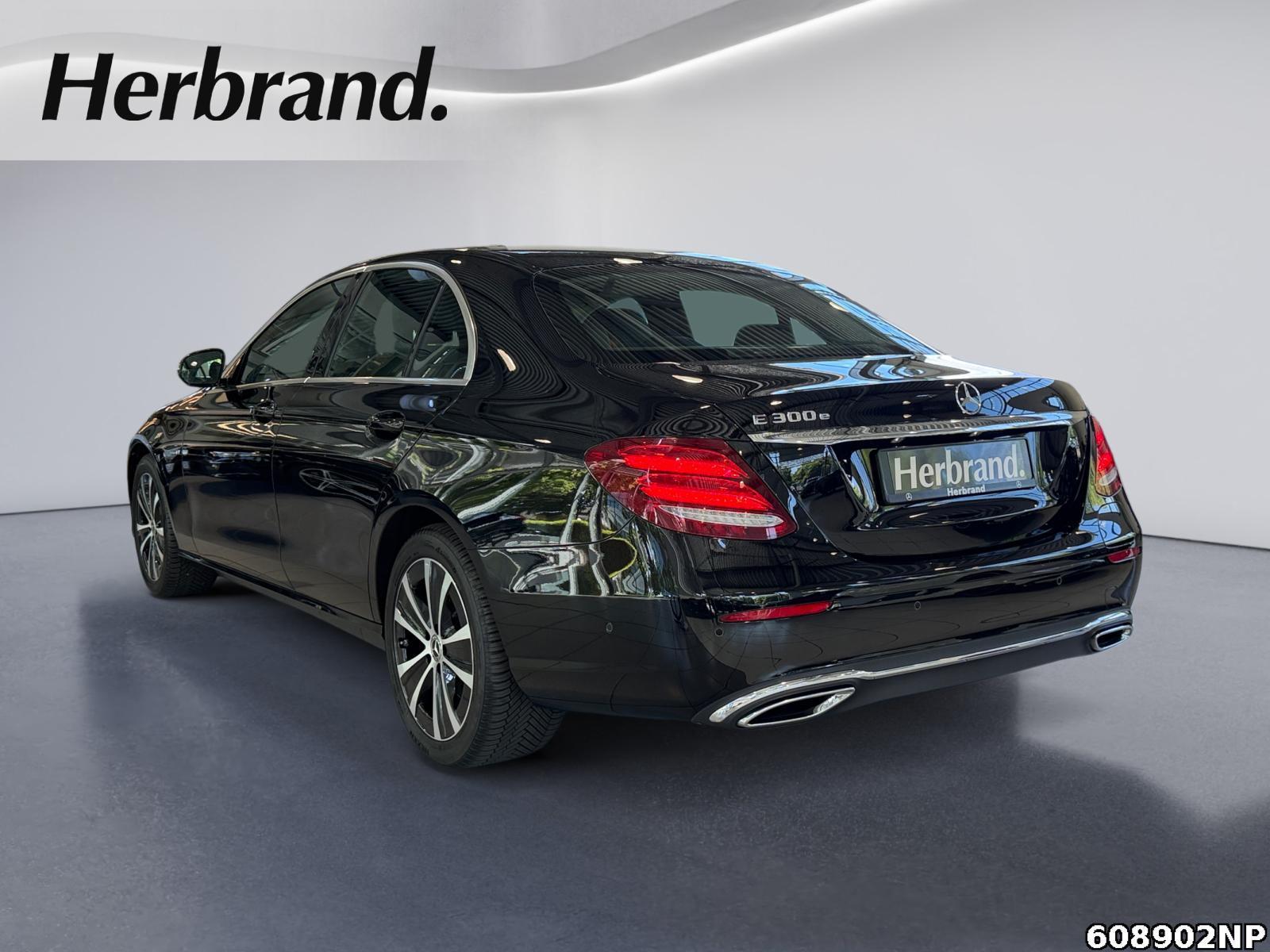 Fahrzeugabbildung Mercedes-Benz E 300 Avantgarde Widescreen Kamera Ambiente