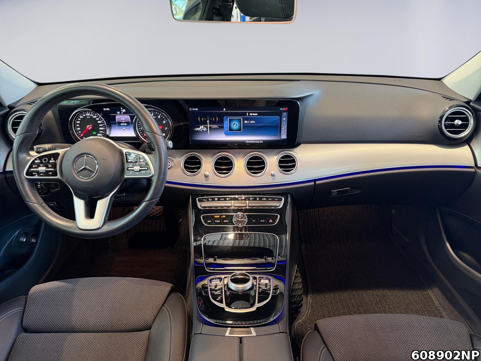 Fahrzeugabbildung Mercedes-Benz E 300 Avantgarde Widescreen Kamera Ambiente