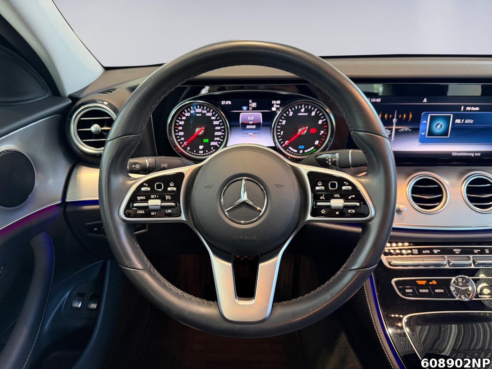 Fahrzeugabbildung Mercedes-Benz E 300 Avantgarde Widescreen Kamera Ambiente