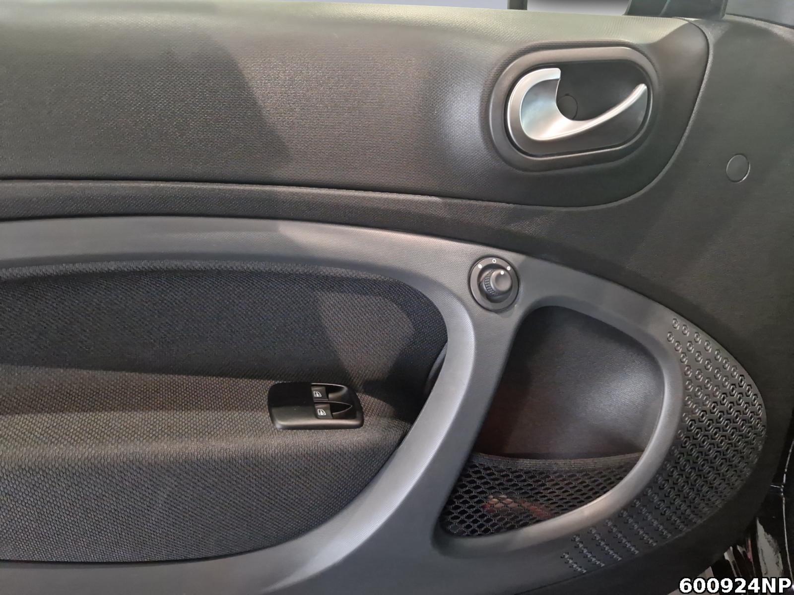 Fahrzeugabbildung Smart ForTwo EQ Cabrio LED Einparkhilfe hinten Kamera