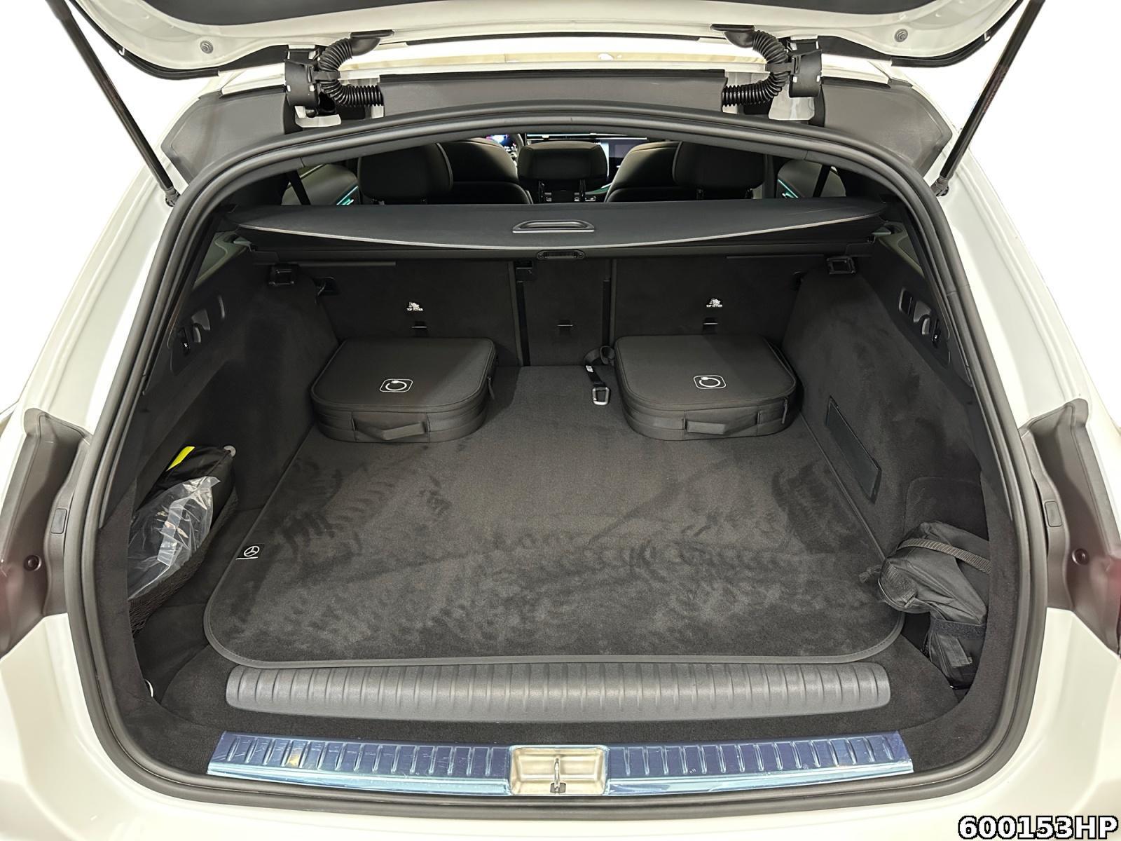 Fahrzeugabbildung Mercedes-Benz E 300 T AMG AHK Pano Digital-Light Superscr.