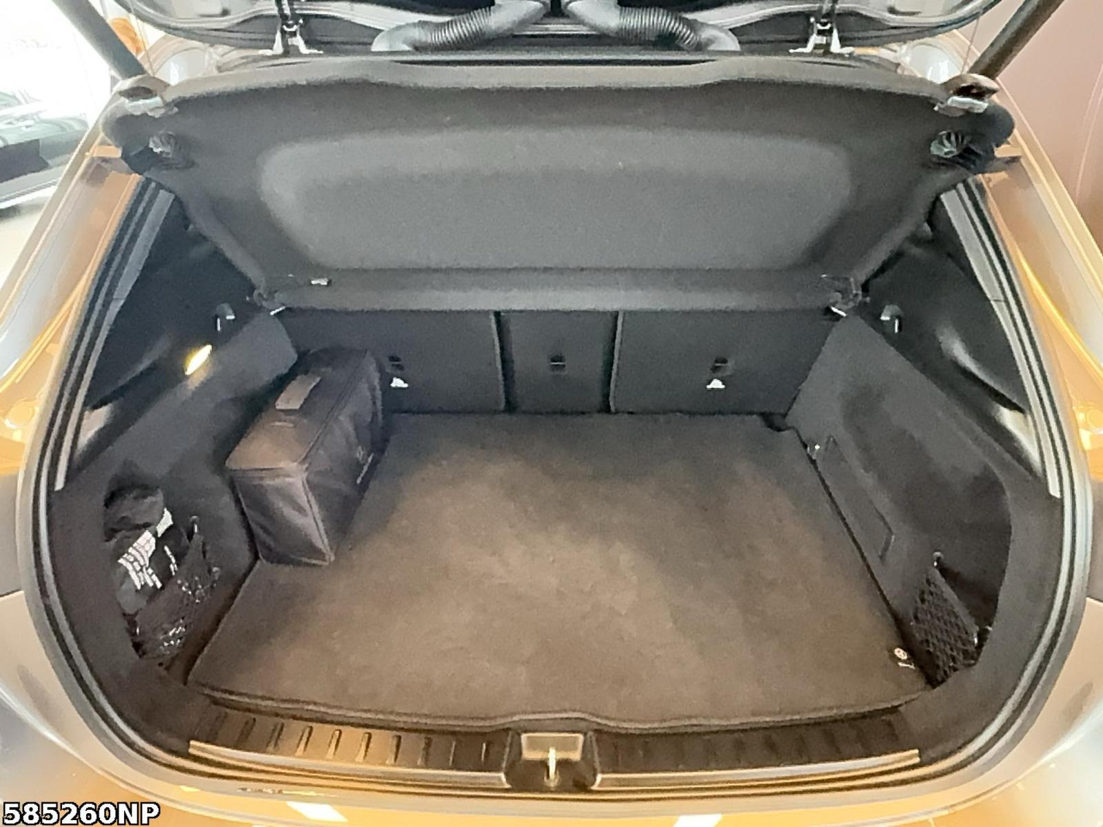Fahrzeugabbildung Mercedes-Benz EQA AMG AHK Pano Kamera
