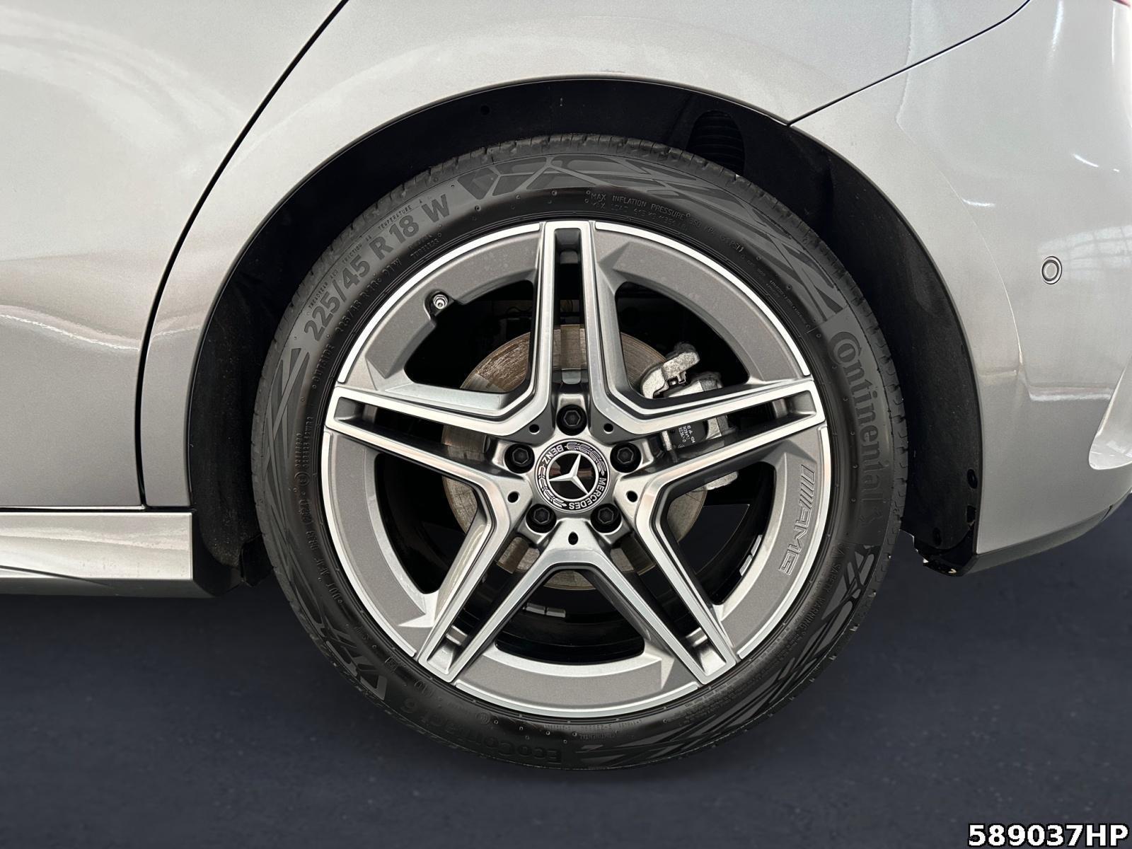 Fahrzeugabbildung Mercedes-Benz A 200 AMG AHK Distronic Sitzhzg Rückfahrkamera.