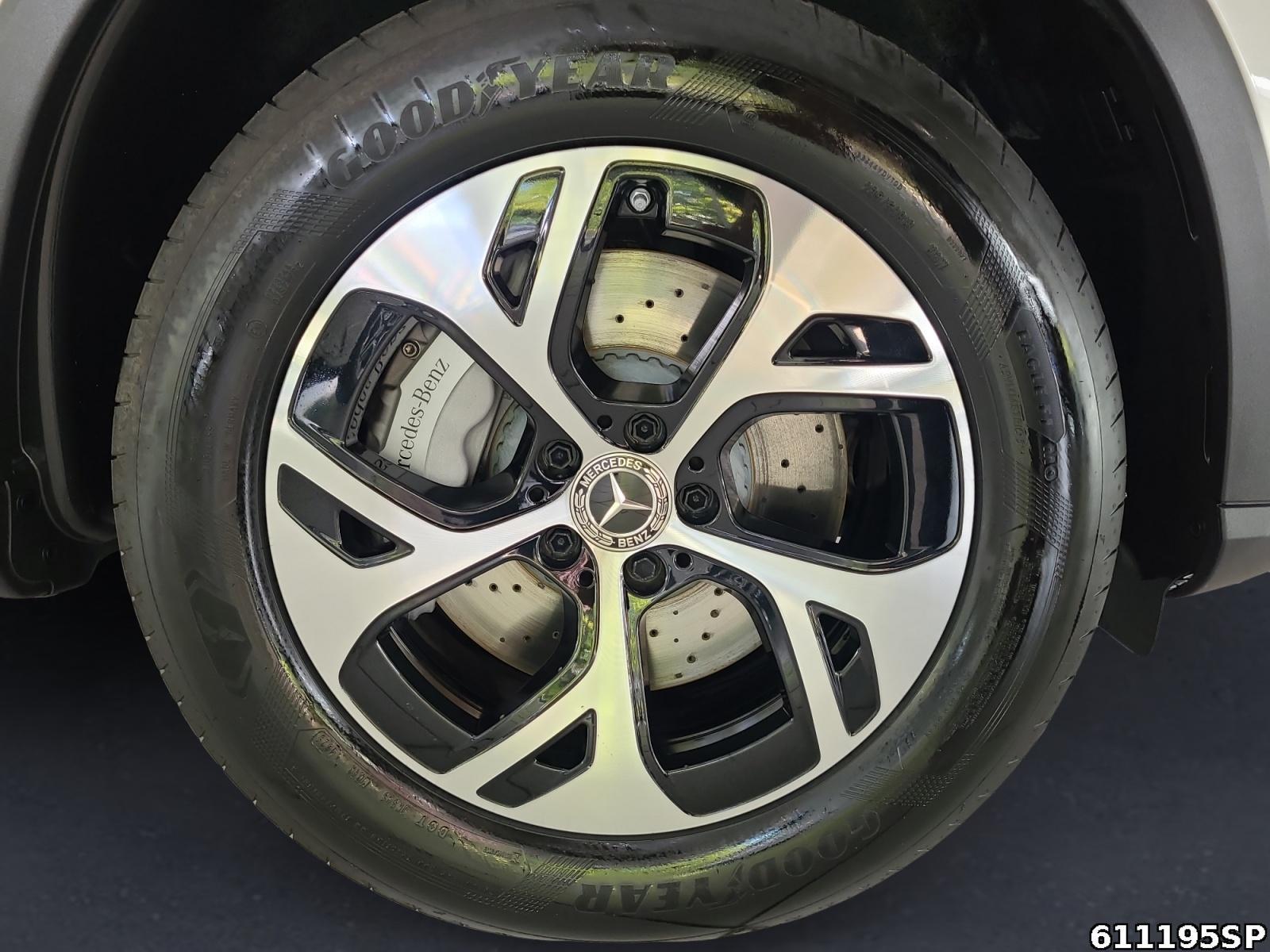 Fahrzeugabbildung Mercedes-Benz GLC 300 e 4M Avantgarde PanoAHKMemoryKamera LED