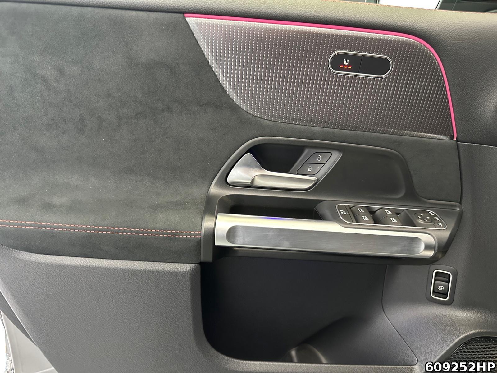 Fahrzeugabbildung Mercedes-Benz EQB 4M AMG Night LED DISTRONIC KEYLESS 18