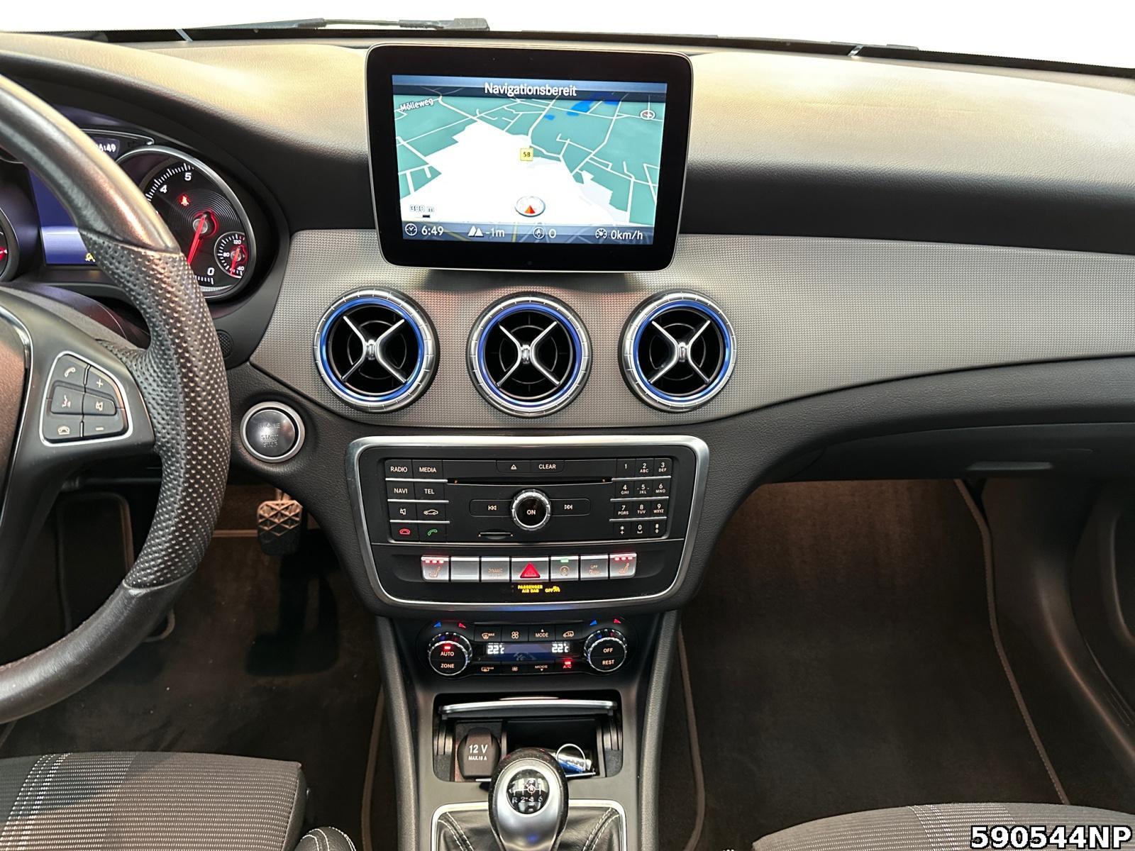 Fahrzeugabbildung Mercedes-Benz CLA 200 Shooting Brake Urban Pano Kamera Ambient