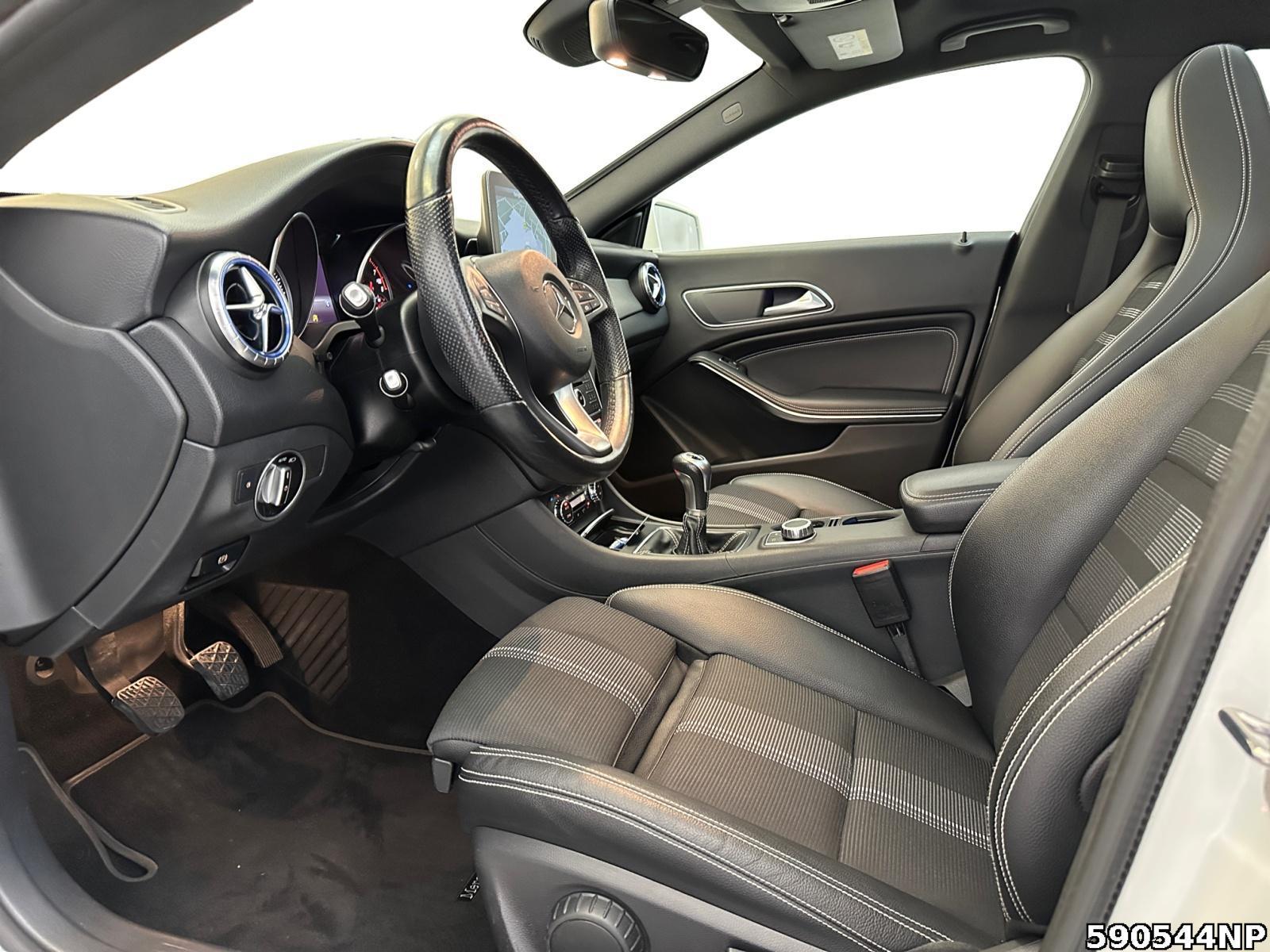 Fahrzeugabbildung Mercedes-Benz CLA 200 Shooting Brake Urban Pano Kamera Ambient