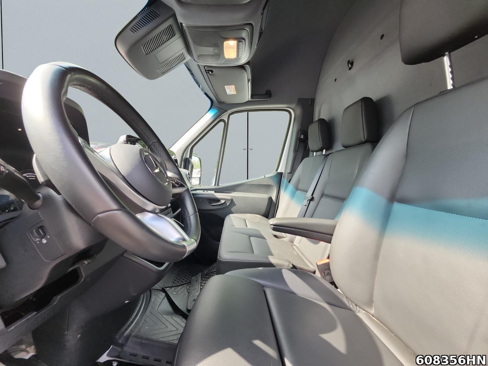Fahrzeugabbildung Mercedes-Benz eSprinter 414 Kasten*L2H2*BOTT Regale*LED*TOP!