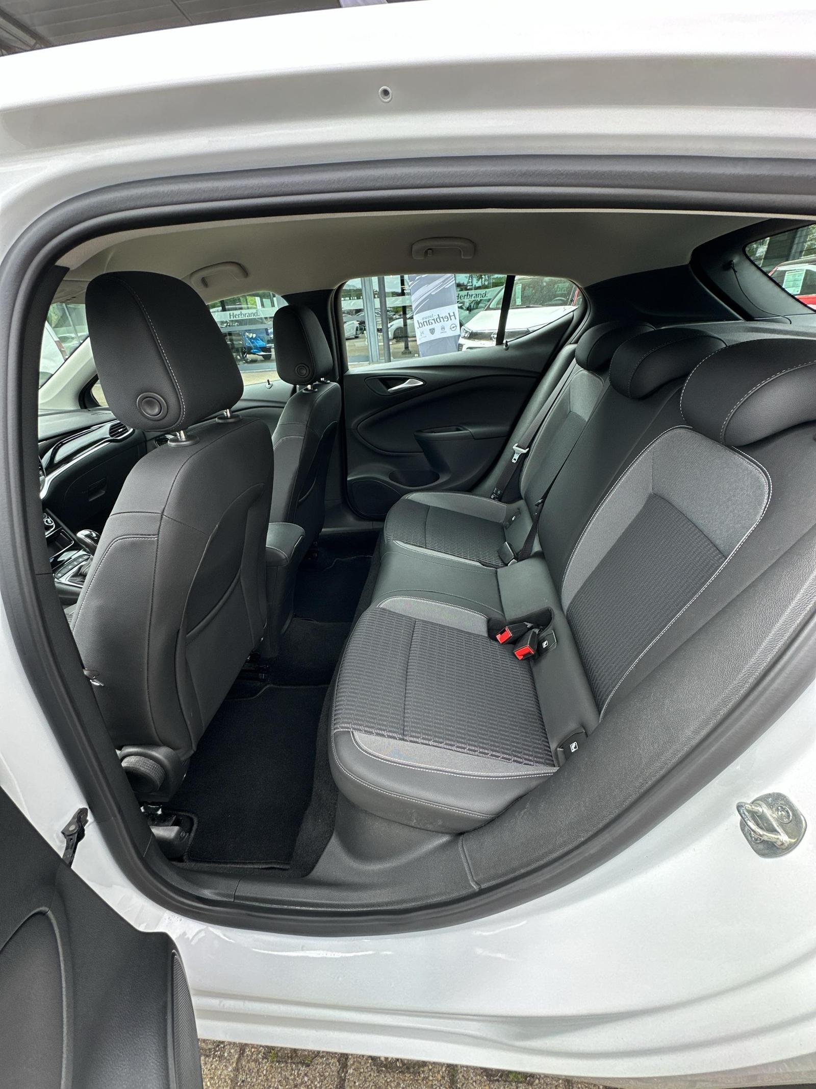 Fahrzeugabbildung Opel Astra Design & Tech+NAVI+SHZ+USB+LED+S&S+PDC+