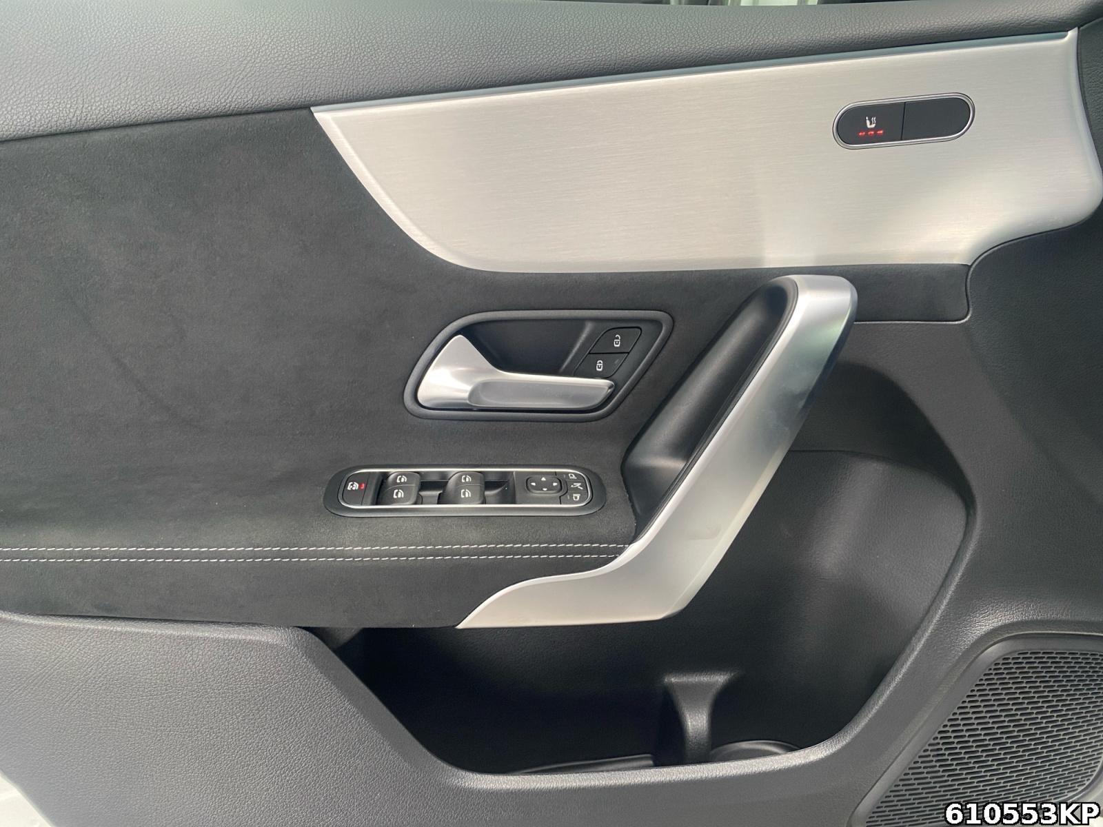 Fahrzeugabbildung Mercedes-Benz A 180 AMG Pano Multibeam Night Kamera Totw. 19
