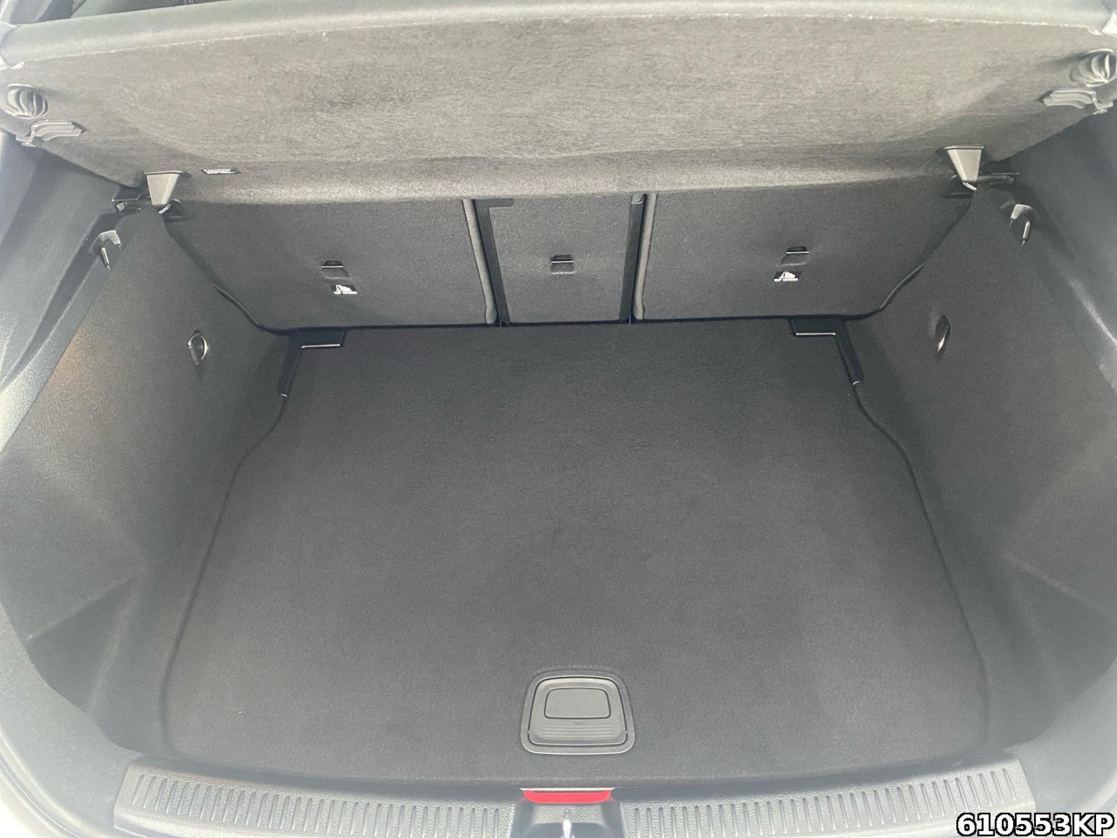 Fahrzeugabbildung Mercedes-Benz A 180 AMG Pano Multibeam Night Kamera Totw. 19