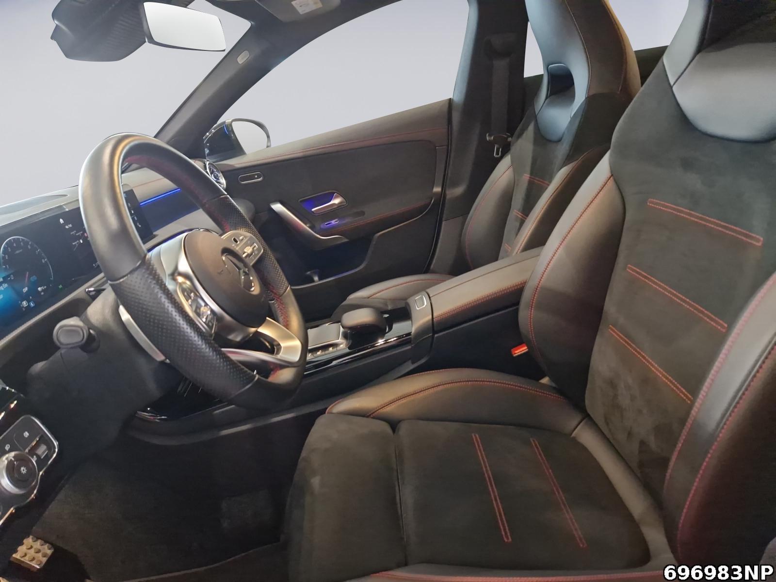 Fahrzeugabbildung Mercedes-Benz CLA 250 e Coupé AMG Panorama Totwinkel Ambiente