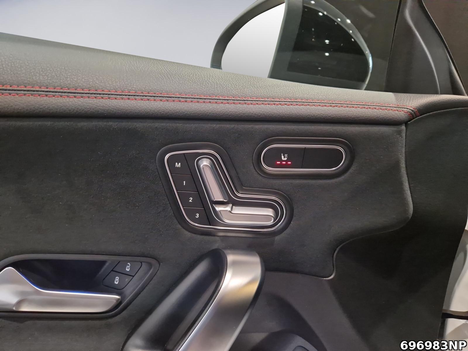 Fahrzeugabbildung Mercedes-Benz CLA 250 e Coupé AMG Panorama Totwinkel Ambiente