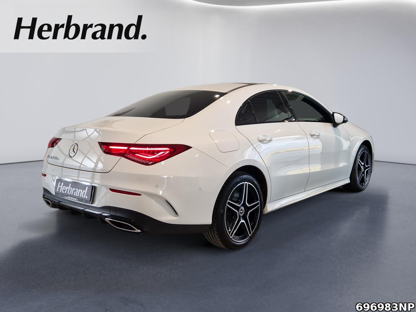 Fahrzeugabbildung Mercedes-Benz CLA 250 e Coupé AMG Panorama Totwinkel Ambiente