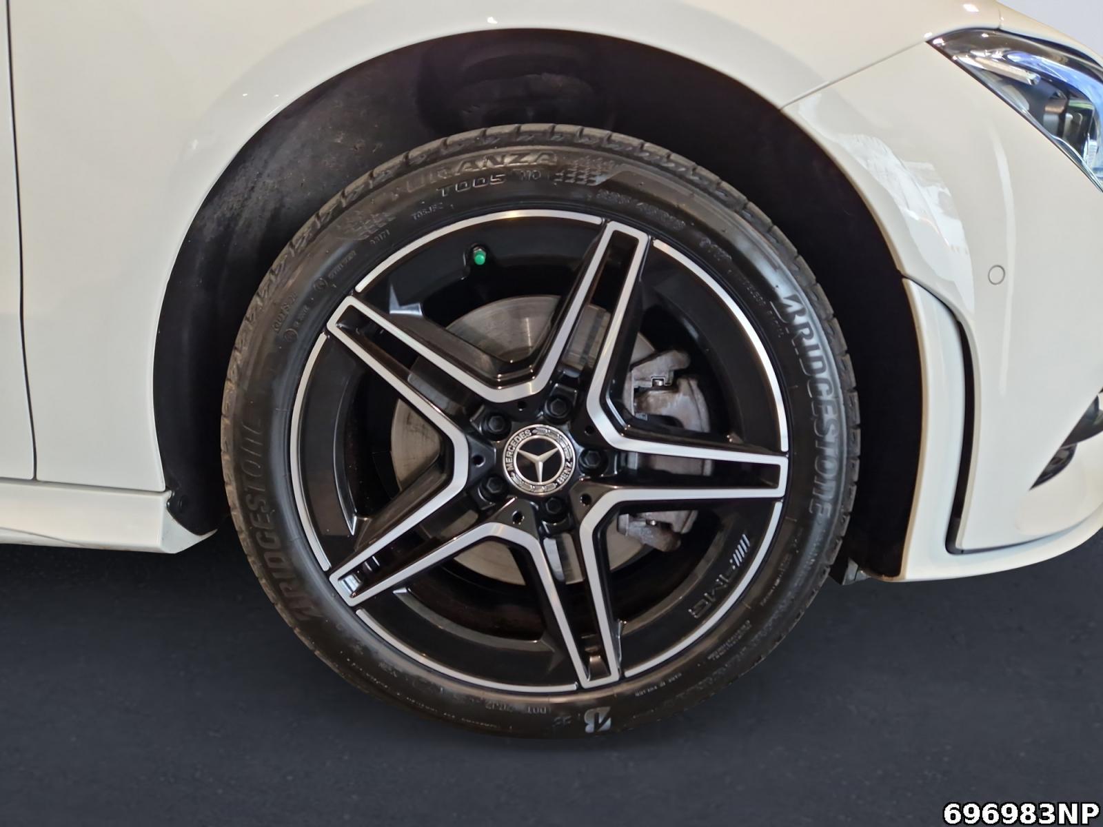 Fahrzeugabbildung Mercedes-Benz CLA 250 e Coupé AMG Panorama Totwinkel Ambiente