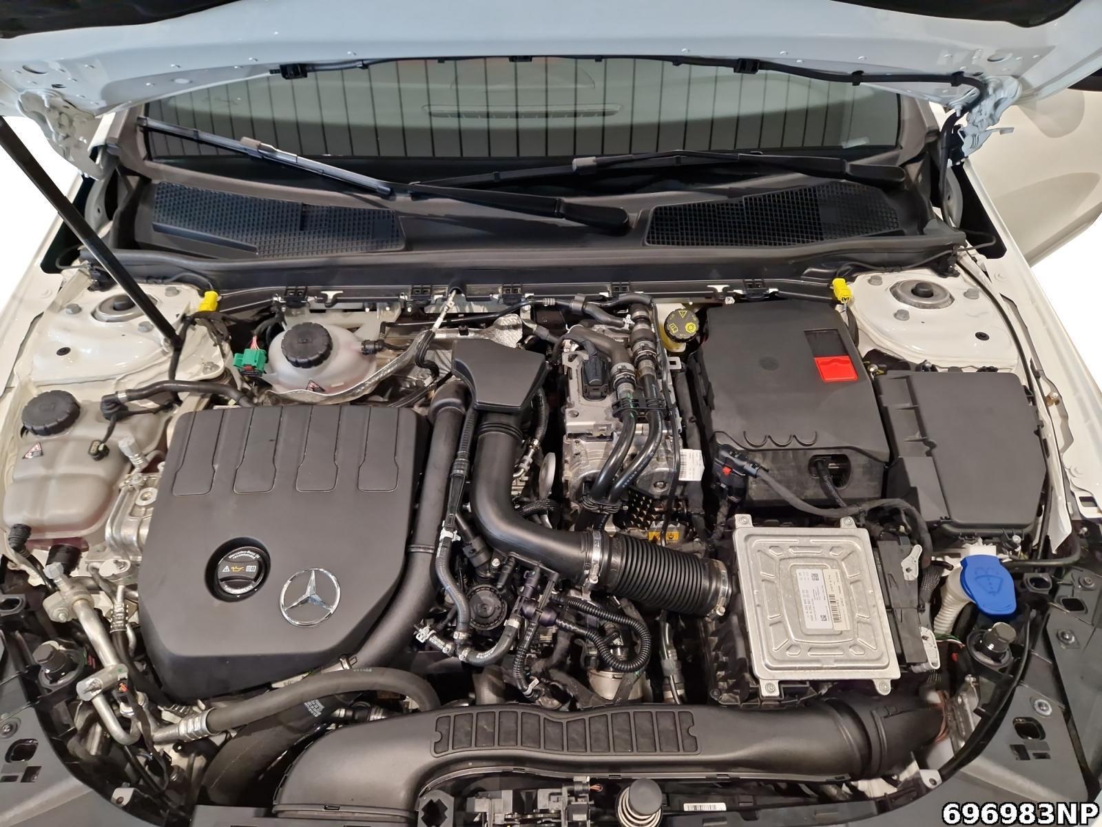 Fahrzeugabbildung Mercedes-Benz CLA 250 e Coupé AMG Panorama Totwinkel Ambiente