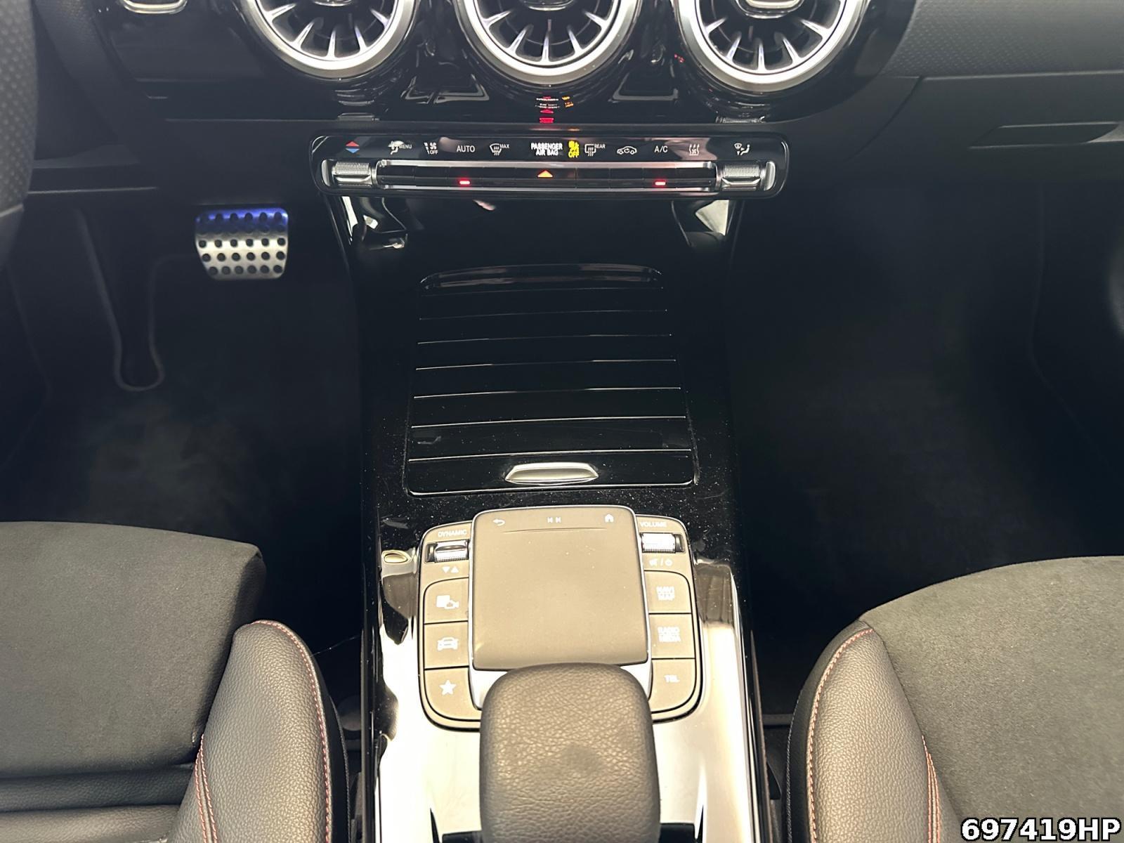 Fahrzeugabbildung Mercedes-Benz A 250 AMG Ambiente Apple CarPlay Kamera