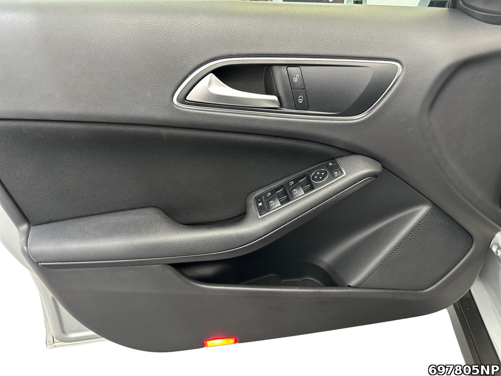 Fahrzeugabbildung Mercedes-Benz GLA 180 Sitzheizung Navigation Business-Paket