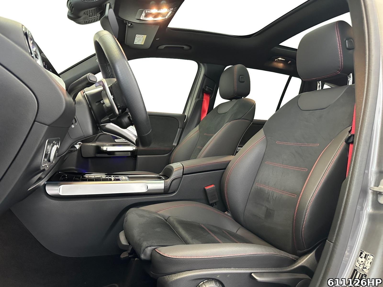 Fahrzeugabbildung Mercedes-Benz GLB 35 AMG 4M AHK Pano 360° DISTRONIC Burmester