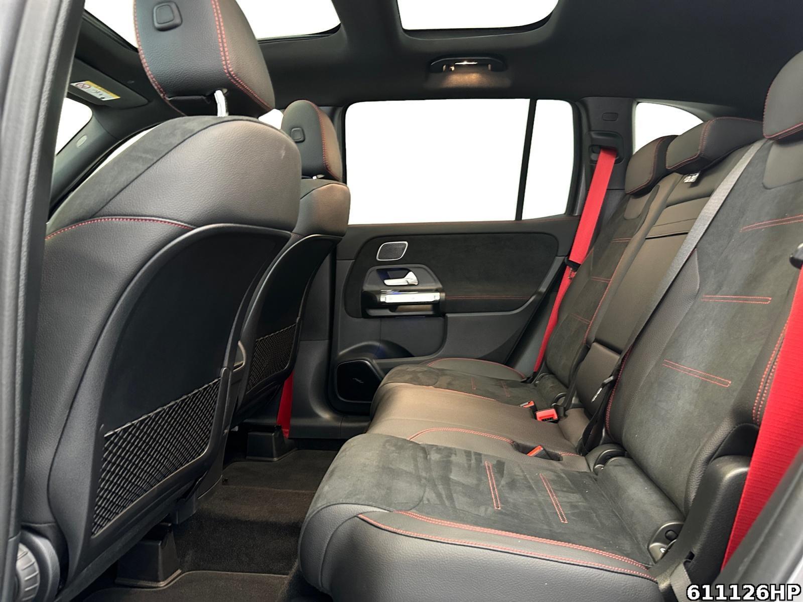 Fahrzeugabbildung Mercedes-Benz GLB 35 AMG 4M AHK Pano 360° DISTRONIC Burmester