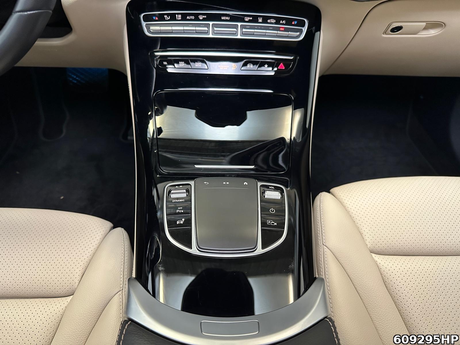 Fahrzeugabbildung Mercedes-Benz EQC 4M AHK Schiebedach Sound Multibeam HUD