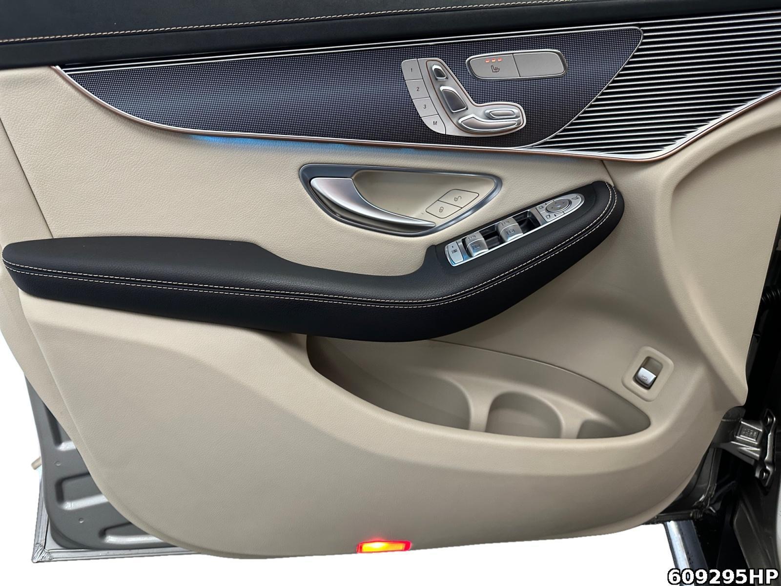 Fahrzeugabbildung Mercedes-Benz EQC 4M AHK Schiebedach Sound Multibeam HUD
