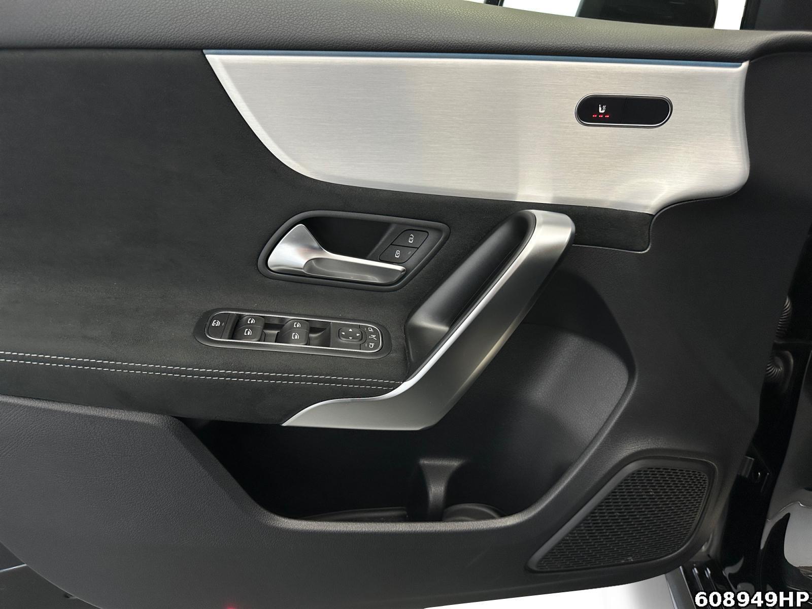 Fahrzeugabbildung Mercedes-Benz A 200 AMG Distronic 19