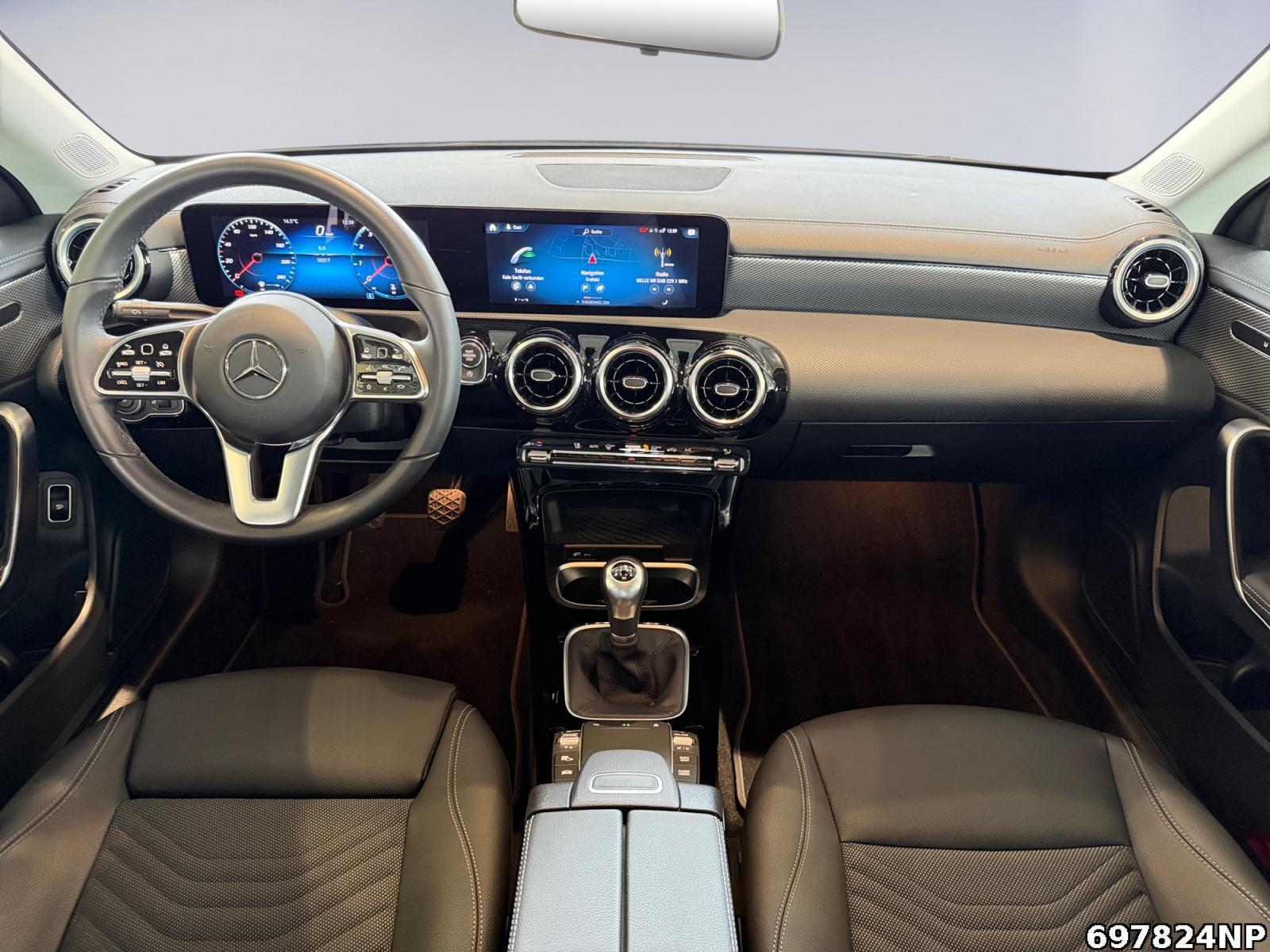 Fahrzeugabbildung Mercedes-Benz CLA 180 Coupé Progressive Carplay LED Kamera 18