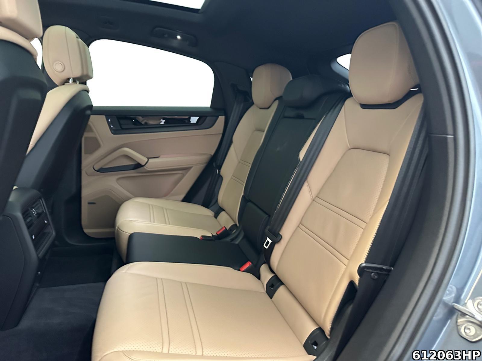 Fahrzeugabbildung Porsche Cayenne Coupé Black Edition HUD Standheizung 21