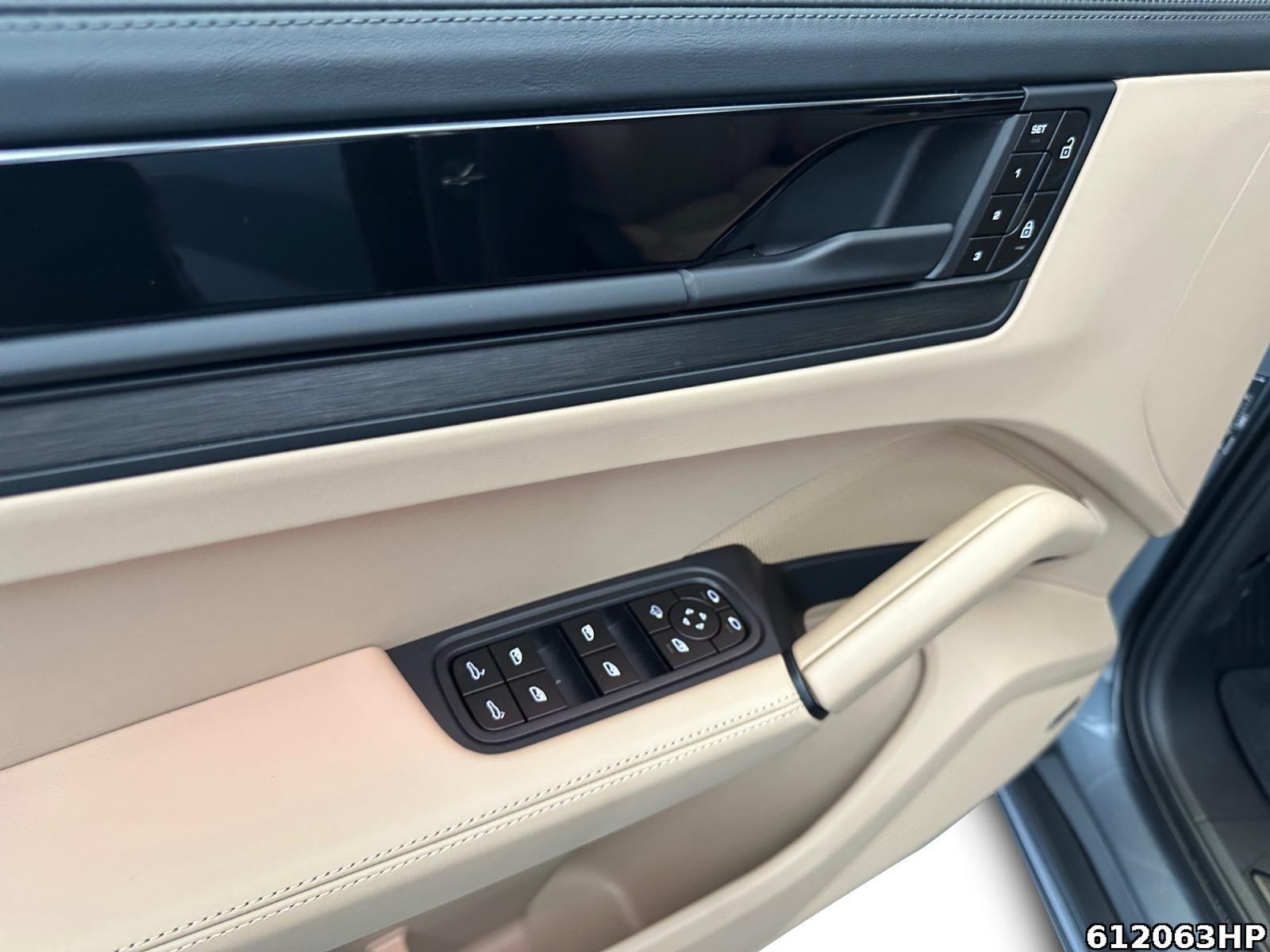 Fahrzeugabbildung Porsche Cayenne Coupé Black Edition HUD Standheizung 21