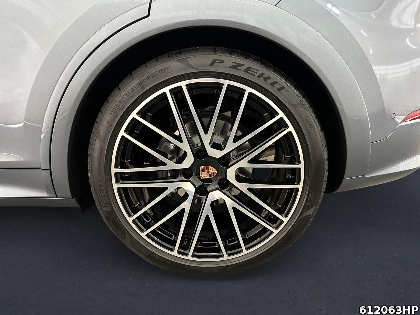 Fahrzeugabbildung Porsche Cayenne Coupé Black Edition HUD Standheizung 21