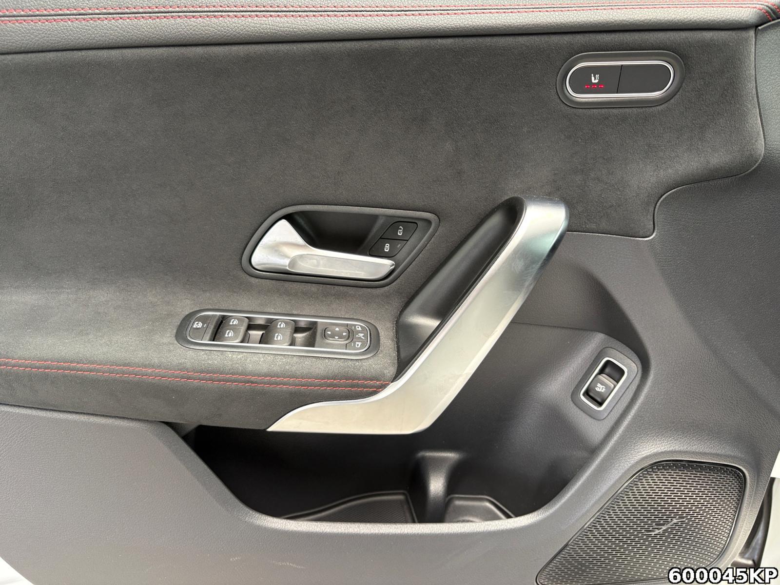 Fahrzeugabbildung Mercedes-Benz CLA 200 Shooting Brake AMG Line