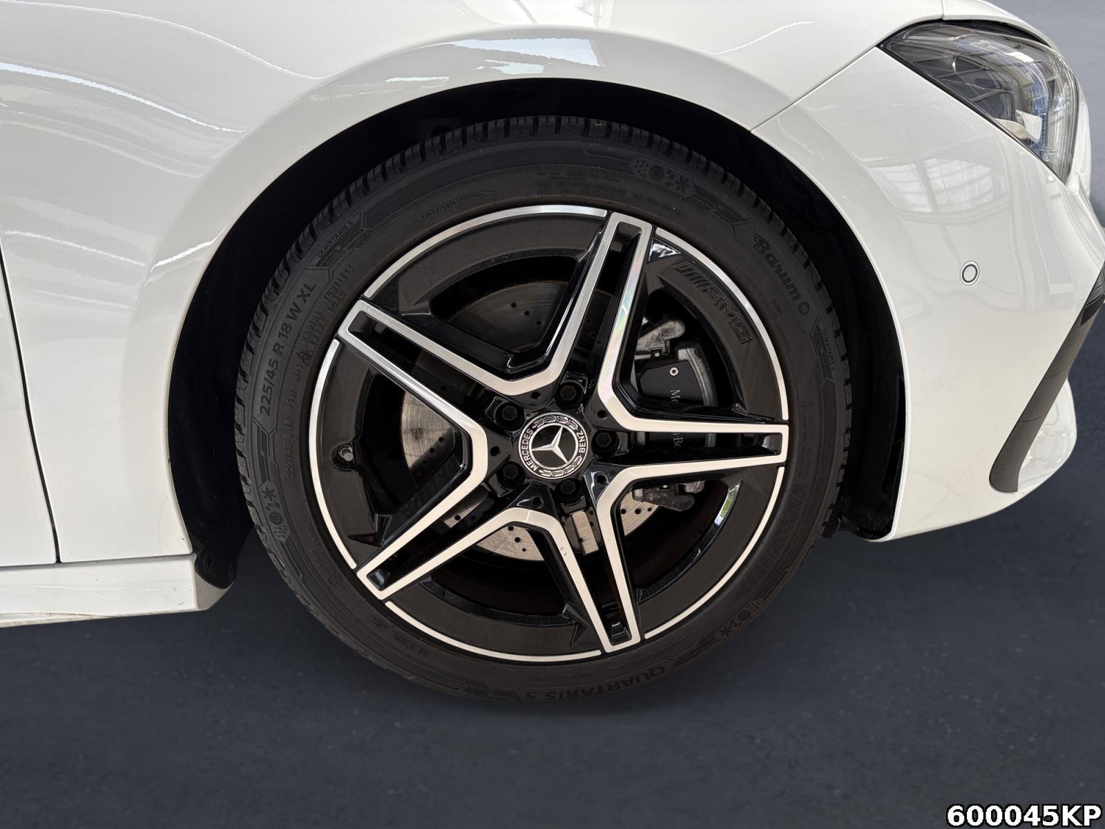 Fahrzeugabbildung Mercedes-Benz CLA 200 Shooting Brake AMG Line