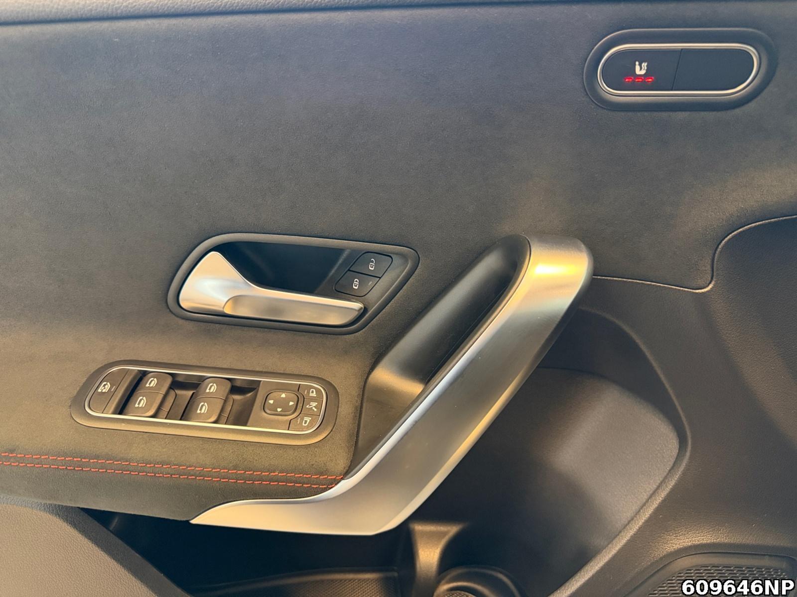 Fahrzeugabbildung Mercedes-Benz A 200 AMG AHK Distronic Kamera LED Ambiente 18