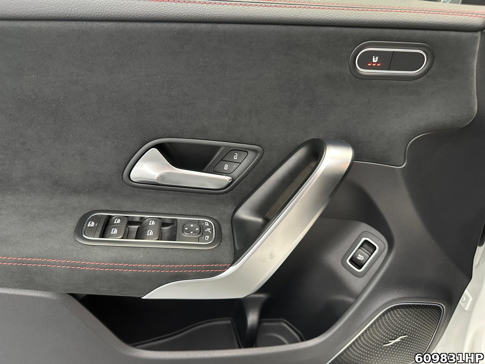 Fahrzeugabbildung Mercedes-Benz CLA 180 SB AMG AHK Night Pano Burmester Distron