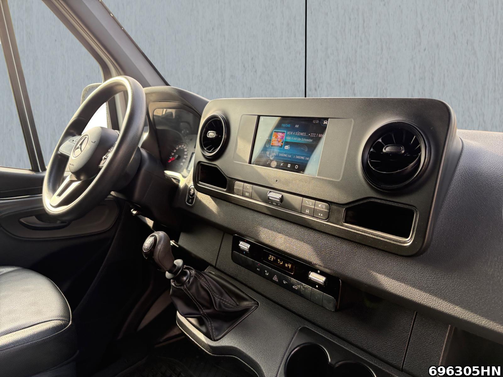 Fahrzeugabbildung Mercedes-Benz Sprinter 215 CDI *DoKa*Klima*AHK*Leder*MBUX*