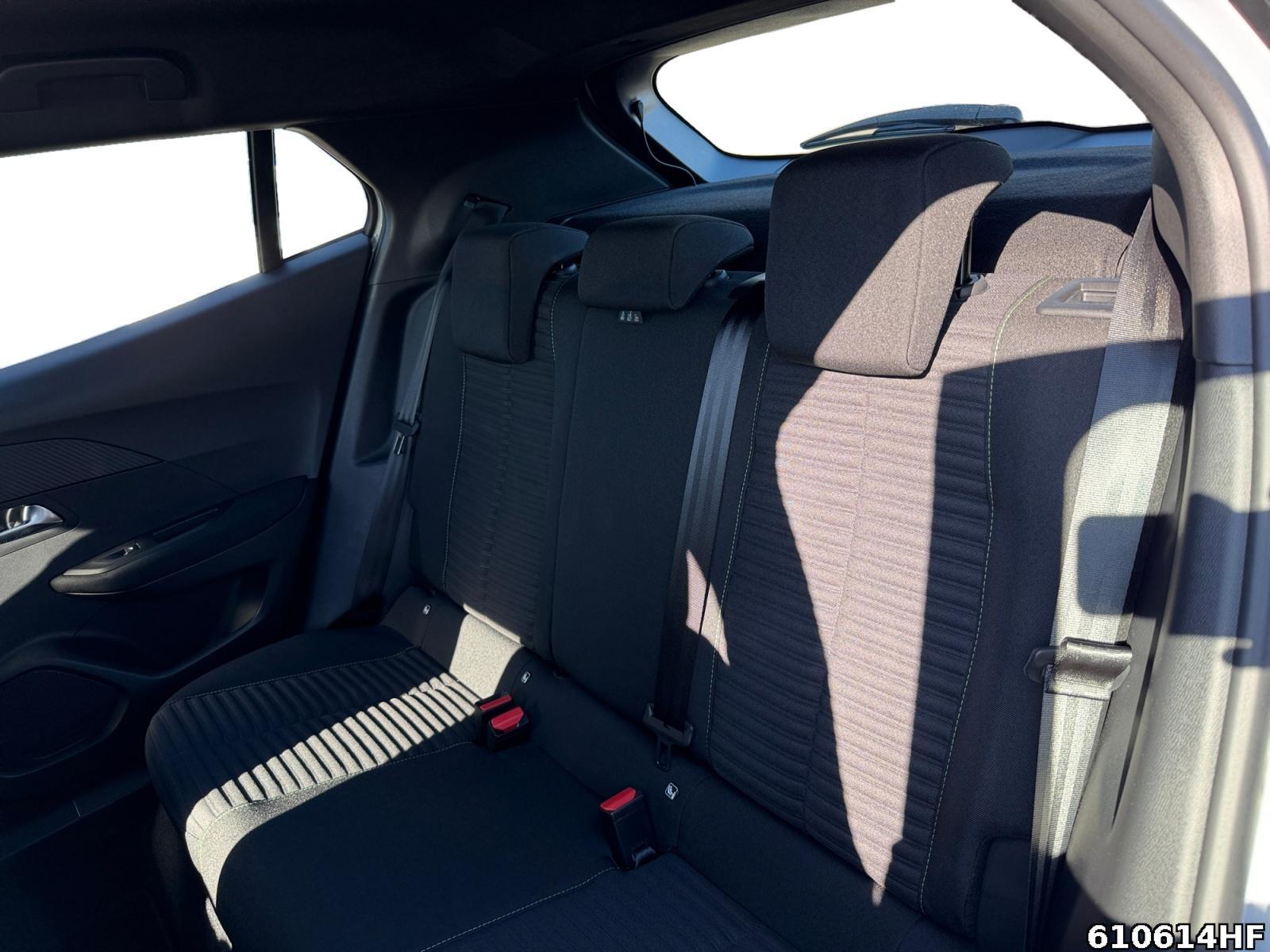Fahrzeugabbildung Peugeot 2008 Active Hybrid 136 e-DSC6