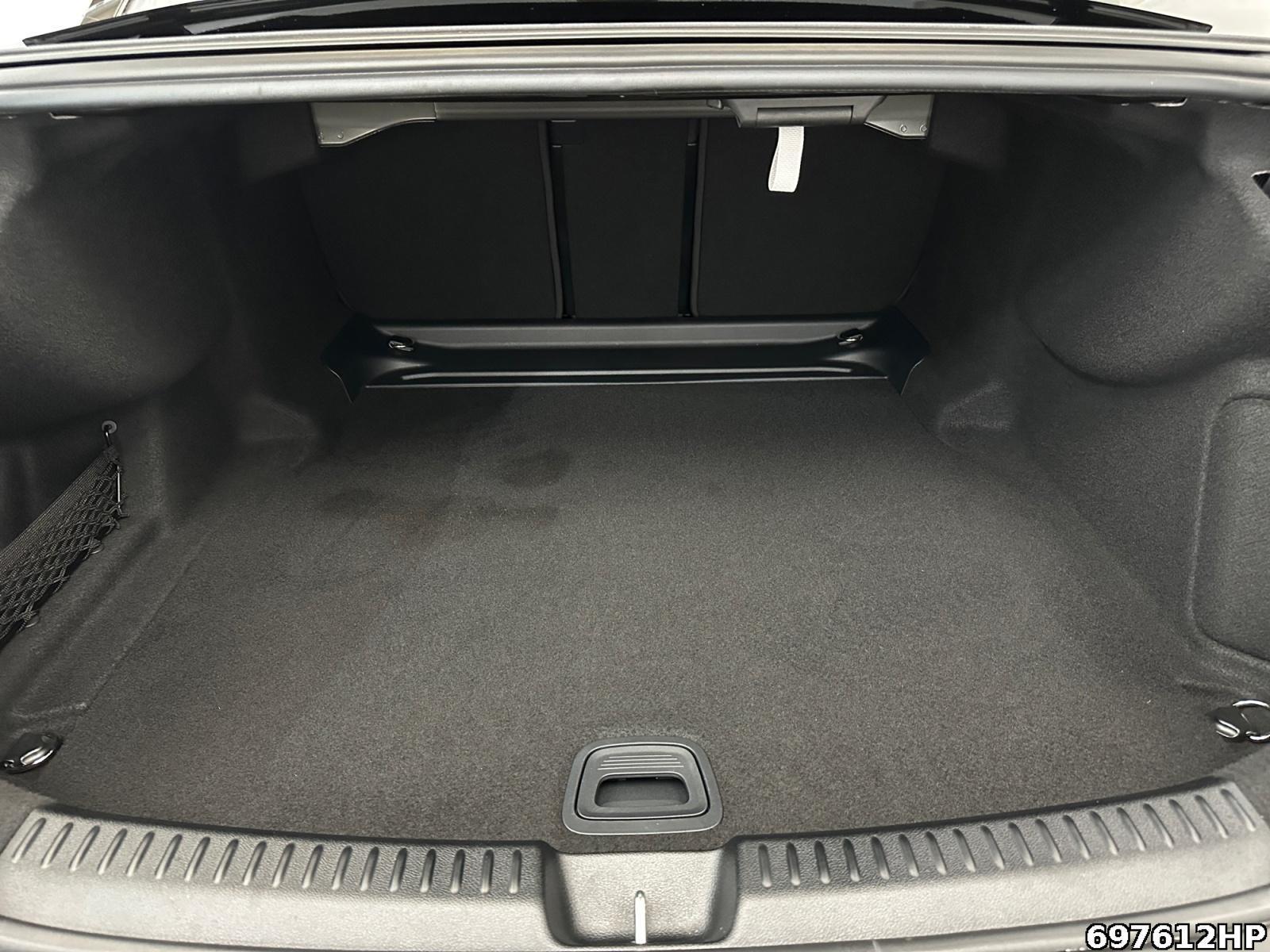 Fahrzeugabbildung Mercedes-Benz E 200 AMG Pano Night BURMESTER 21