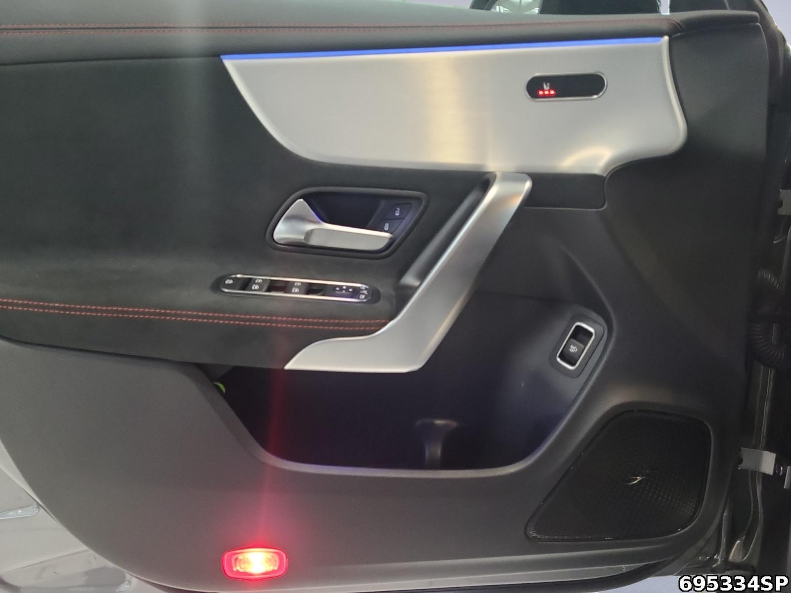 Fahrzeugabbildung Mercedes-Benz CLA 35 AMG 4M Aero Pano MULTIBEAM Head-up Night