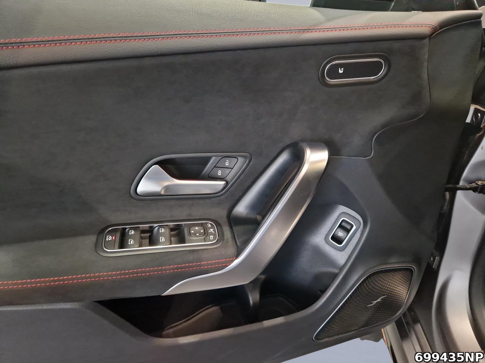 Fahrzeugabbildung Mercedes-Benz CLA 35 AMG 4M Coupé Burmester Panorama Ambiente