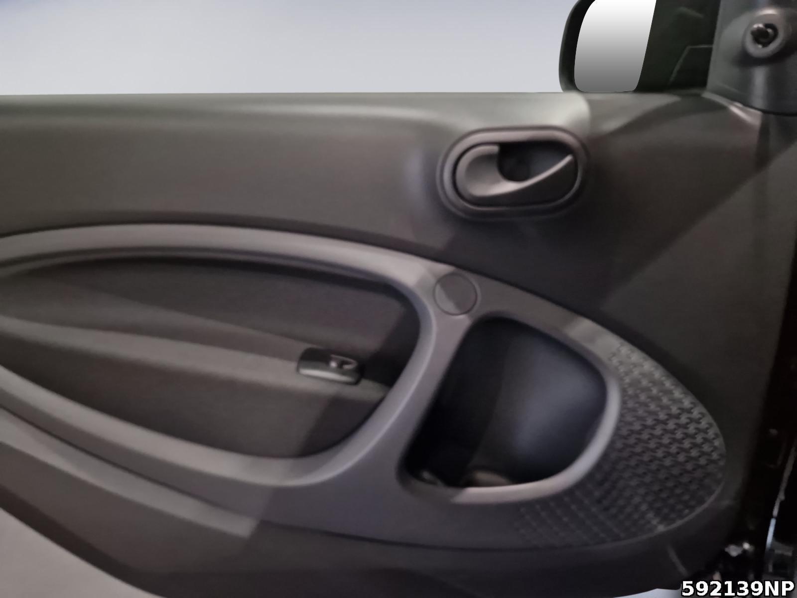 Fahrzeugabbildung Smart ForTwo EQ 22 KW Klima 2xLadekabel Allwetter DAB