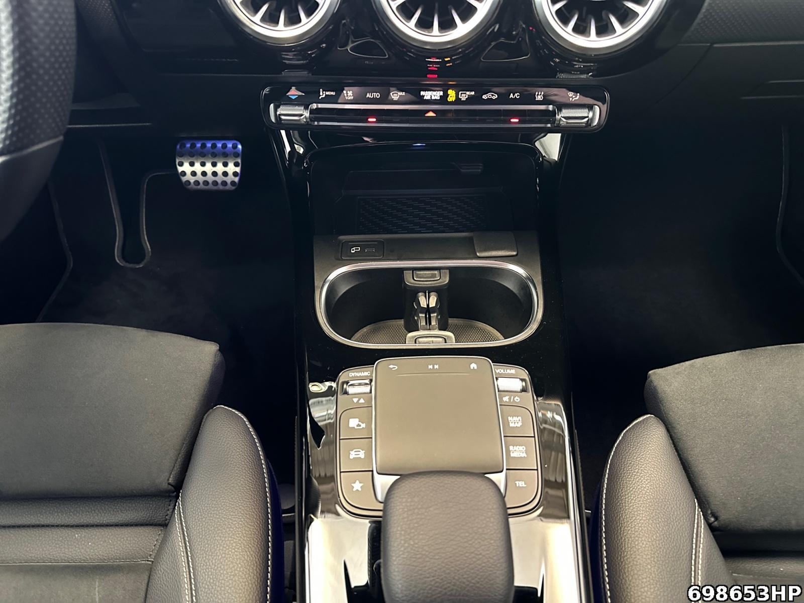 Fahrzeugabbildung Mercedes-Benz A 250 AMG Line Limousine Night-Paket Kamera <