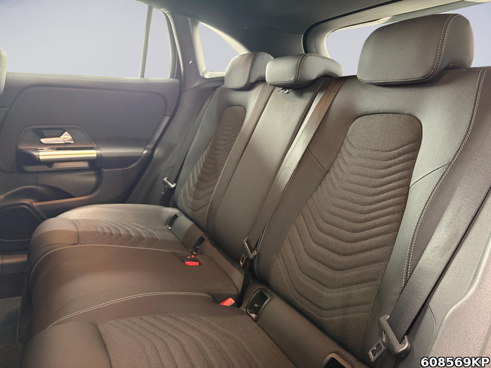 Fahrzeugabbildung Mercedes-Benz GLA 200 Progressive AHK Kamera Distronic DAB LED