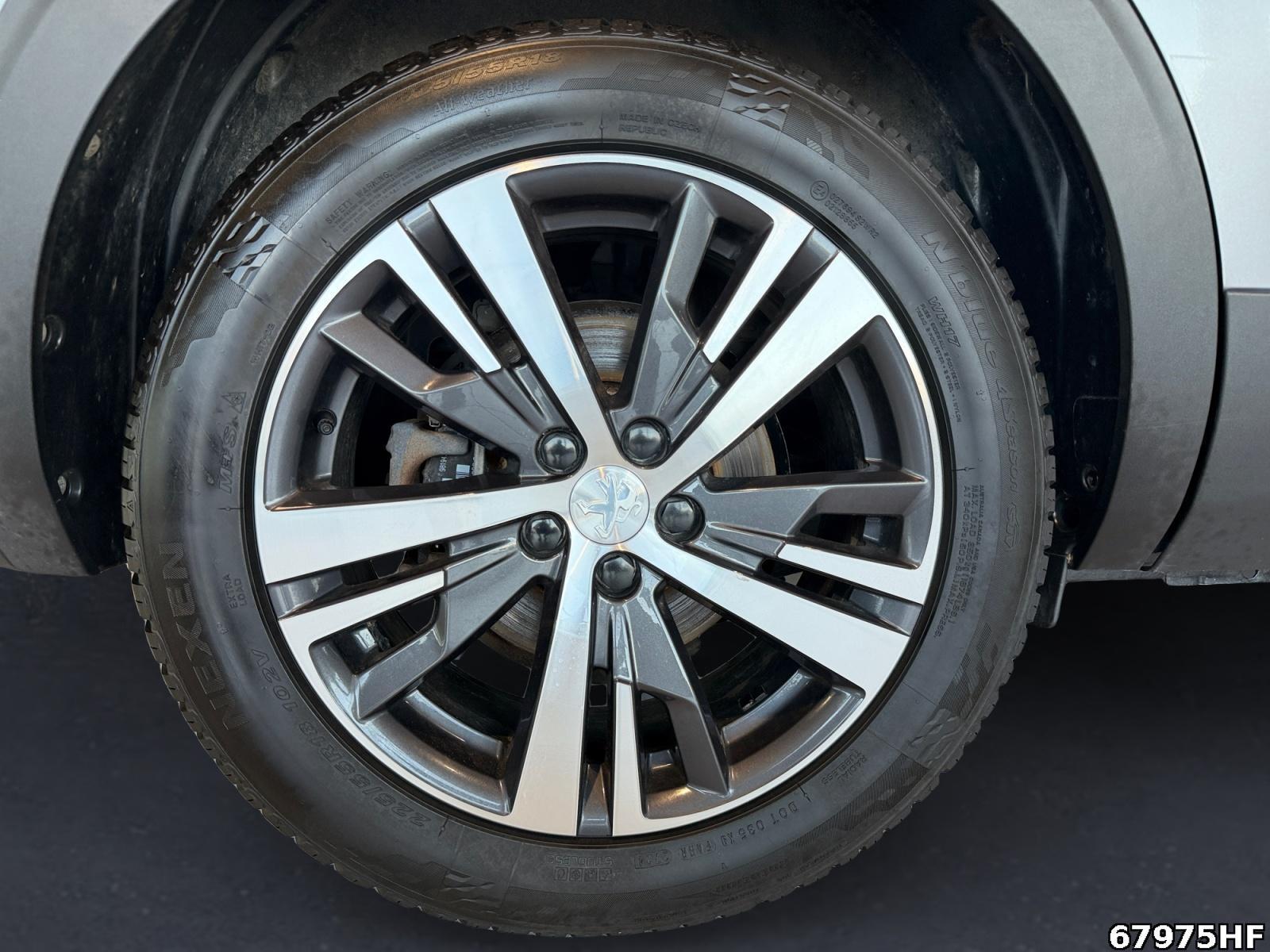 Fahrzeugabbildung Peugeot 5008 Allure +SHZ+NAVI+CARPLAY+LED+TEMPOMAT