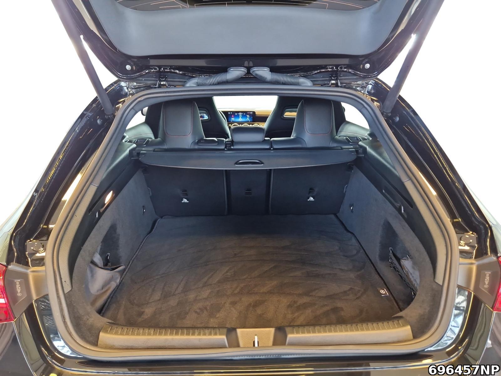 Fahrzeugabbildung Mercedes-Benz CLA 200 Shooting Brake AMG Line Pano Night Adv. Sound CarPla