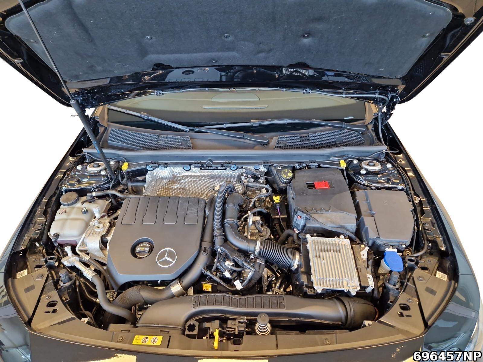 Fahrzeugabbildung Mercedes-Benz CLA 200 Shooting Brake AMG Line Pano Night Adv. Sound CarPla