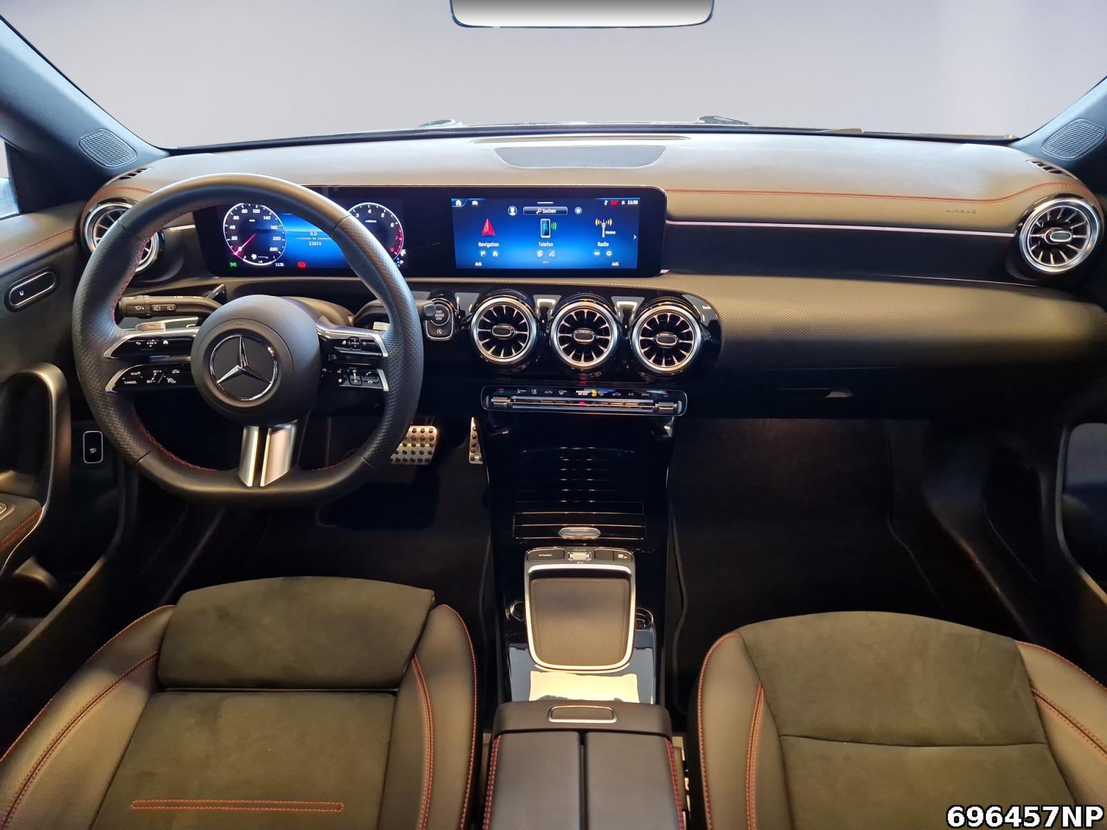 Fahrzeugabbildung Mercedes-Benz CLA 200 Shooting Brake AMG Line Pano Night Adv. Sound CarPla