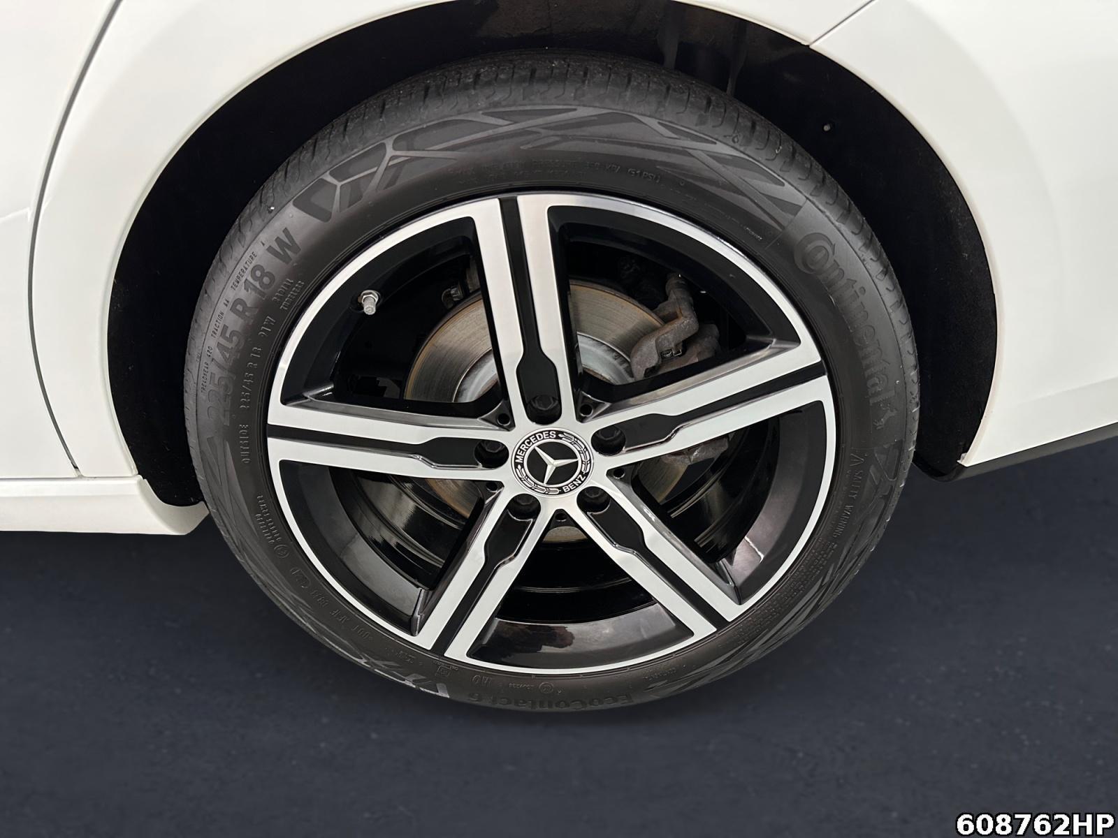 Fahrzeugabbildung Mercedes-Benz CLA 220 d Progressive Panoramadach DISTRONIC AHK